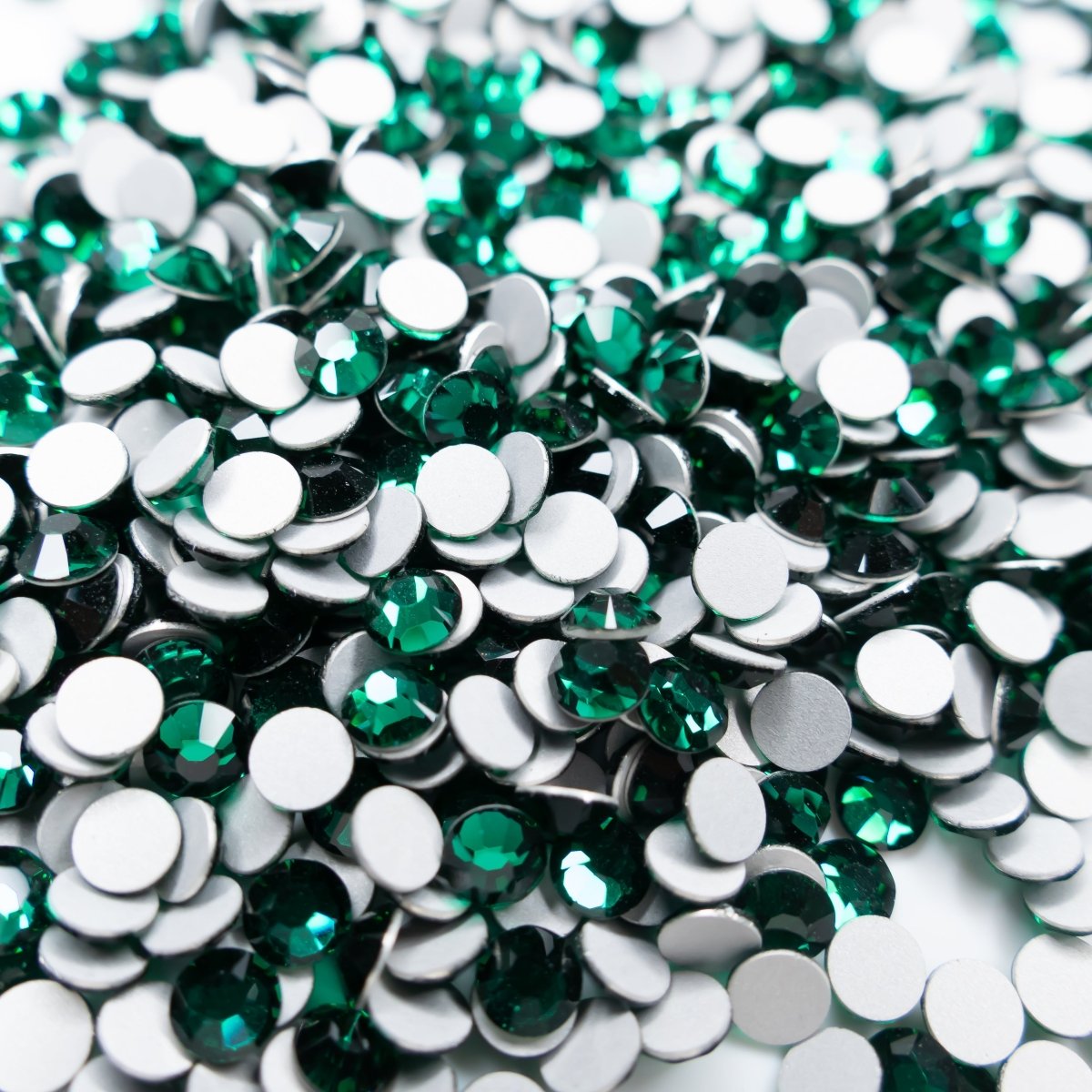Emerald | Round Flatback | Preciosa MAXIMA | Non Hotfix - Hey Beautiful Nail Supplies